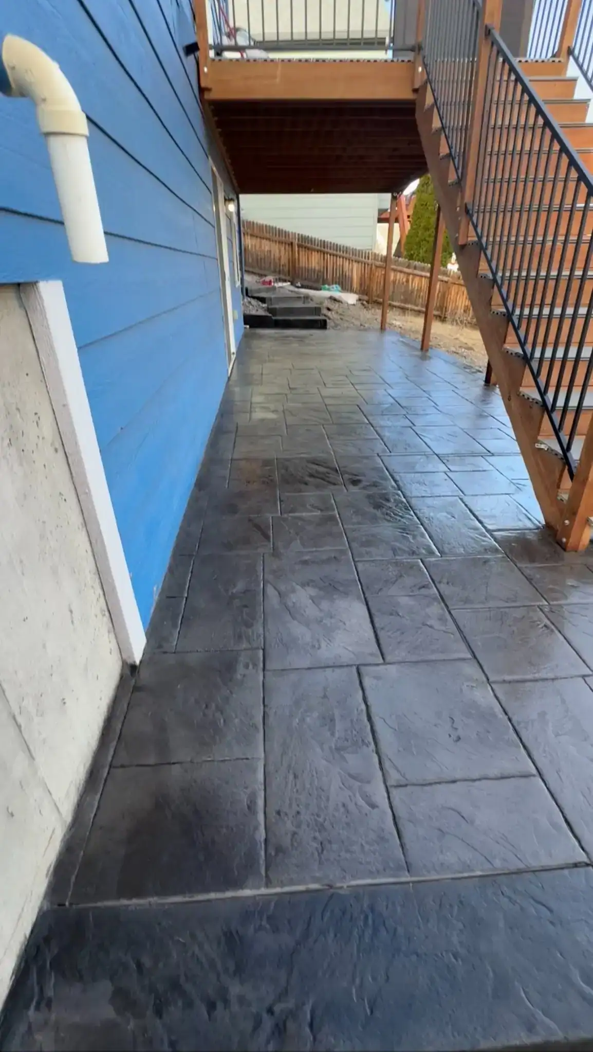 Stamped concrete patio with flagstone pattern